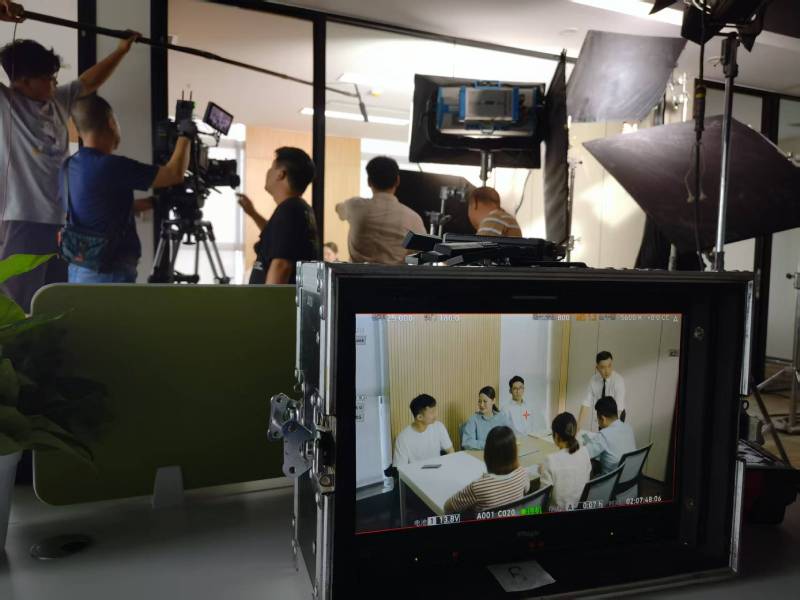 镇雄县TVC拍摄公司：科技产品视觉化大师，诠释未来感与功能美学