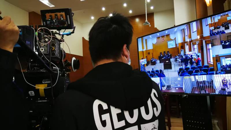 AI生成VS人工创意——镇雄县广告片拍摄公司的技术浪漫主义实践